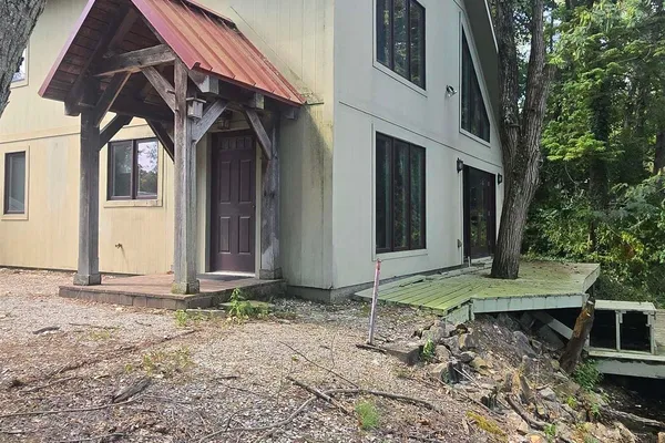 Two-story lake house on Lynnville Lake