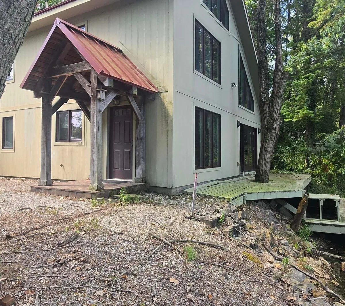 Two-story lake house on Lynnville Lake